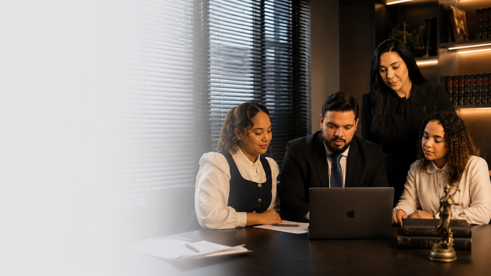 Equipe analisando documentos previdenciários